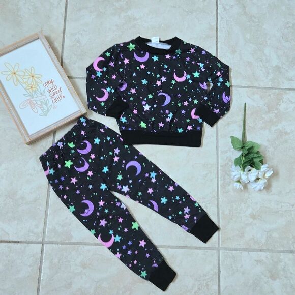 Galaxy stars and moon pattern glow in the dark 2-piece pajama set - Picture 8 of 16